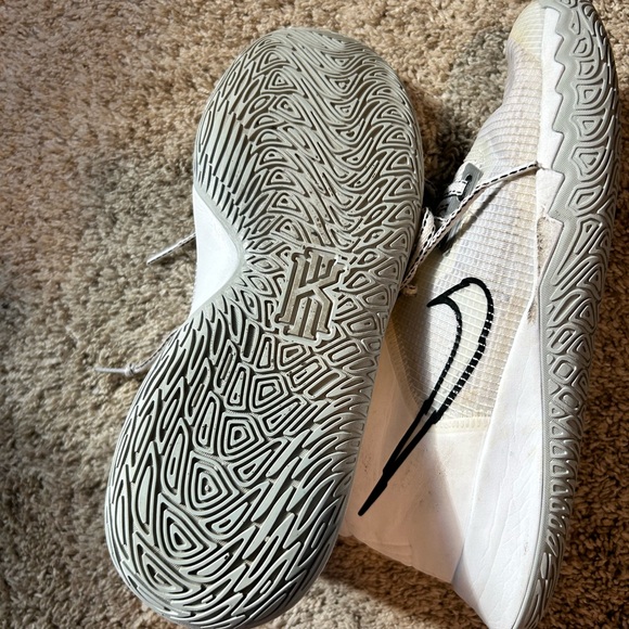 Nike Kyrie Irving Flytrap “Grade School” basketball shoes, size 5 Kids - Picture 3 of 4